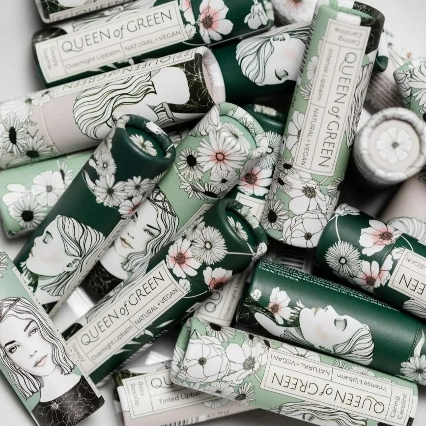 Plastikfreie Kosmetik von Queen of Green, in der umweltfreundlichen Kartonhülle