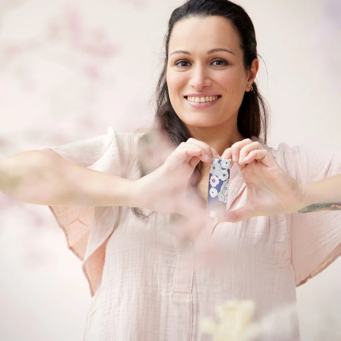 Frau mit natürlicher Handpflege Queen of Green, plastikfrei und vegan