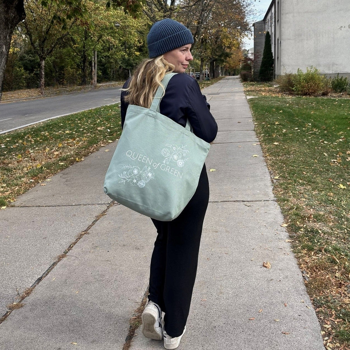 Frau mit Canvas-Tasche mit Queen of Green-Logo