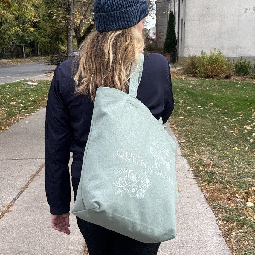 Frau mit Canvas-Tasche mit Queen of Green-Logo