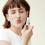 Frau mit Lippenbalsam Rosy Rosalie Queen of Green