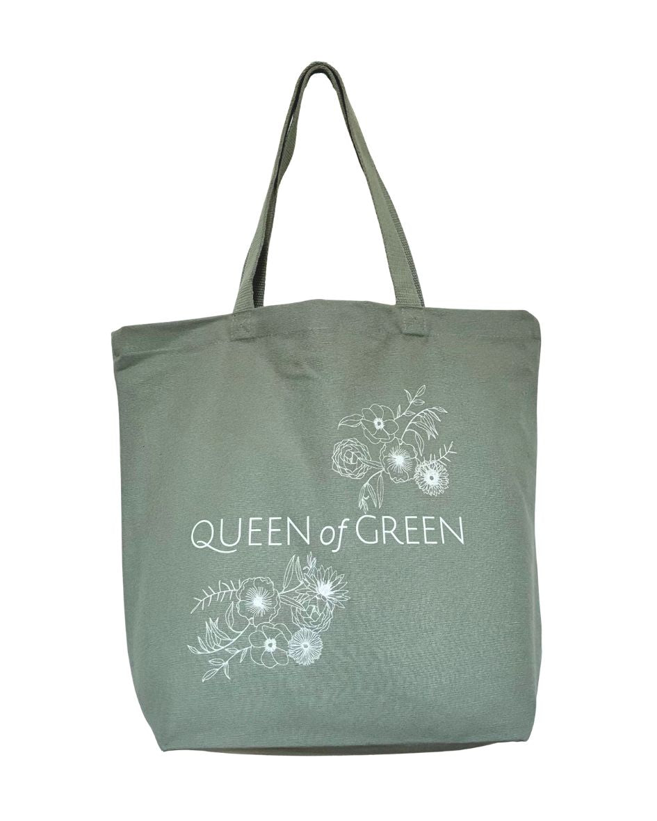 Salbeigrüne Canvas-Tasche von Queen of Green mit weißem Blumenprint und Logo
