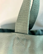 Deatil Salbeigrüne Canvas-Tasche von Queen of Green